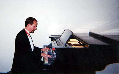 Brad playing Richard Rodgers' piano